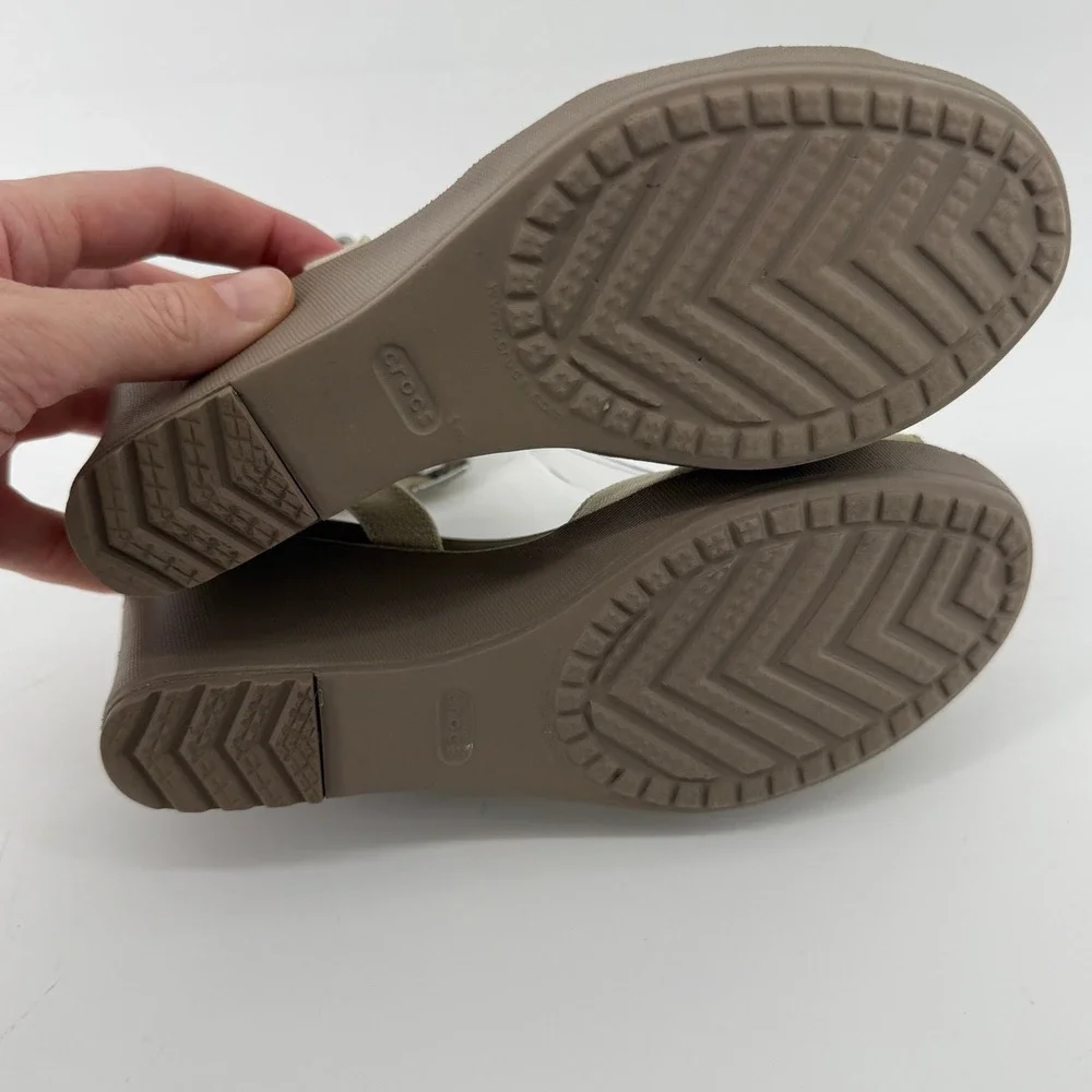 Crocs Leigh II Cross Strap Ankle Wedge Sandal Beige Khaki Women 6 Strappy Vacay
